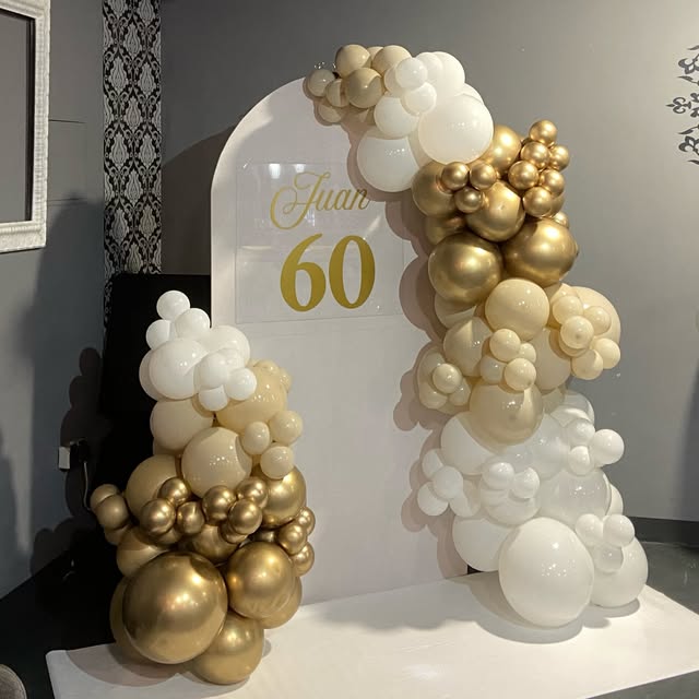Decoración de 60 cumpleaños en dorado y blanco