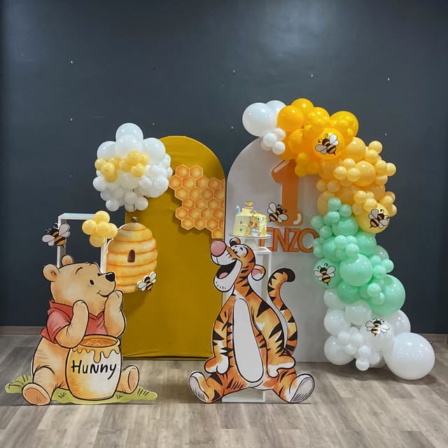 Primer cumpleaños temático en amarillo y verde menta
